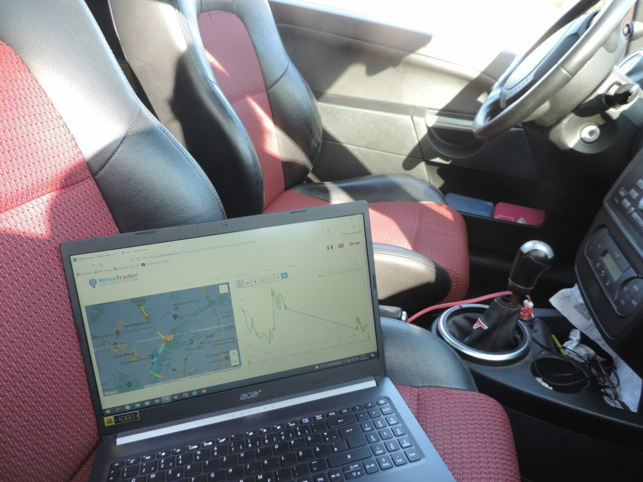 Laptop mit Streetmap und Diagramm